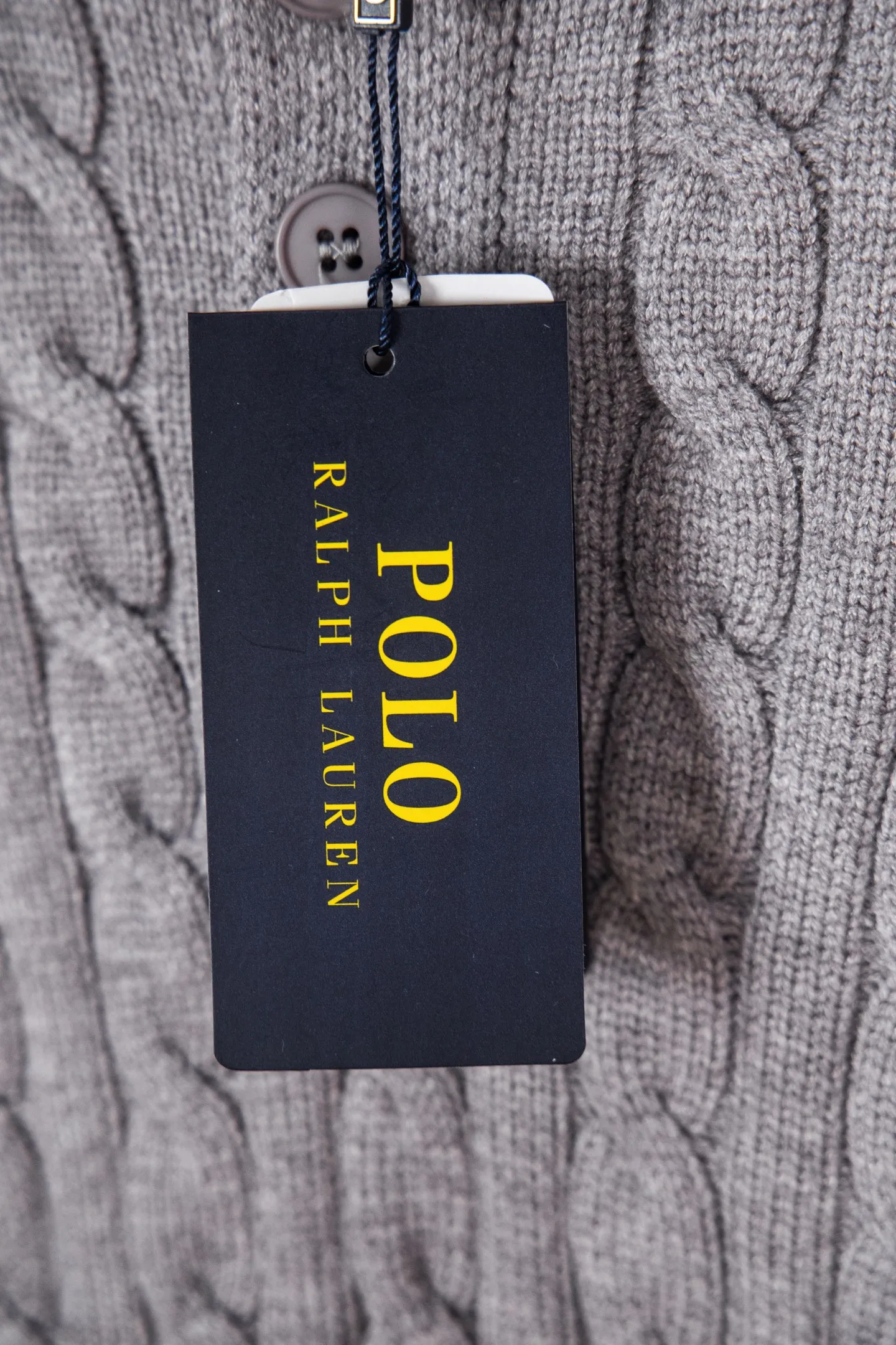 P240 Ralph Lauren 2025ss new twist sweater button cardigan. The fabric is made of imitation cashmere fabric. A full set of customized accessories. The highest version on the market. Color: Navy blue, black, white and gray. Size: S-XL.